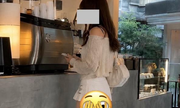 Mặc váy ngắn đi cà phê nhưng gặp sàn nhà bằng gương, cô gái tạo nên tranh cãi 'nóng' trên mạng xã hội