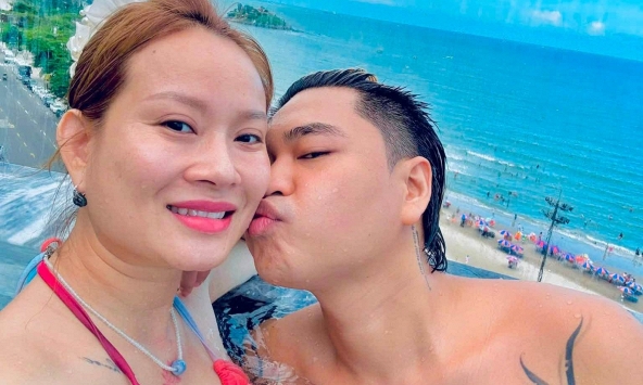 Nam ca sĩ Việt có tiếng lấy vợ hơn 8 tuổi có 2 con riêng: 'Dành tất cả cho vợ con'