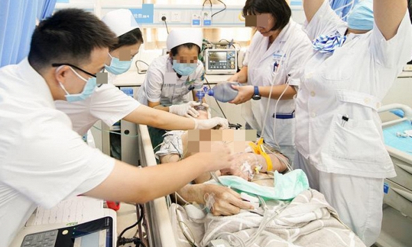 Người đàn ông 50 tuổi tử vong sau cơn đau đầu giữa đêm, bác sĩ nhắc: 5 việc làm lúc khuya 'tiếp tay' cho đột quỵ