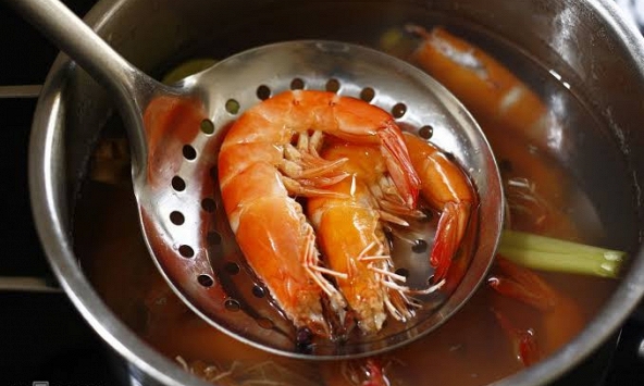Vì sao nên cho thêm vài lát gừng, nhánh sả vào nồi khi luộc tôm? Nhiều người đến giờ vẫn chưa biết mẹo này
