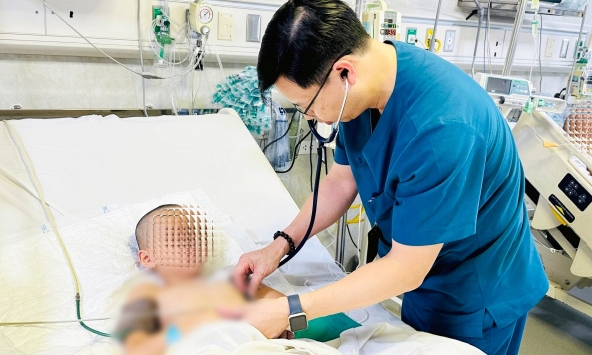 Báo động đỏ toàn BV Việt Đức, cấp cứu bé trai 6 tuổi bị tai nạn nghiêm trọng vì cọc hàng rào
