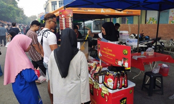 Cảnh tượng tại quầy hàng bán cà phê của ông Đặng Lê Nguyên Vũ ở Malaysia