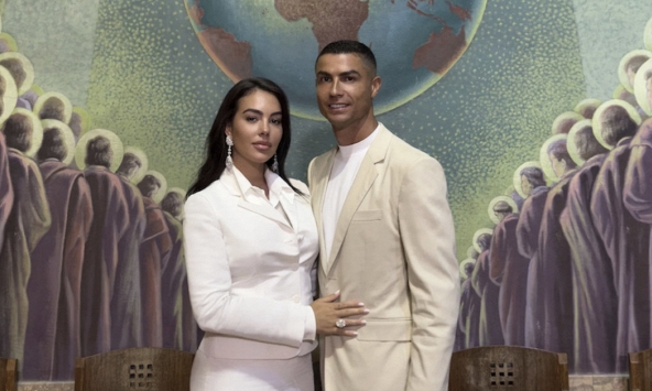 Không lâu đài rực rỡ, không siêu du thuyền xa hoa, Cristiano Ronaldo chọn cưới Georgina tại PHÒNG KHÁCH vì một lý do đặc biệt