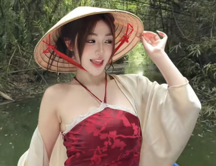 Trần Hà Linh 'xả suộc' đi miền Tây, fan nam thêm một lần tương tư