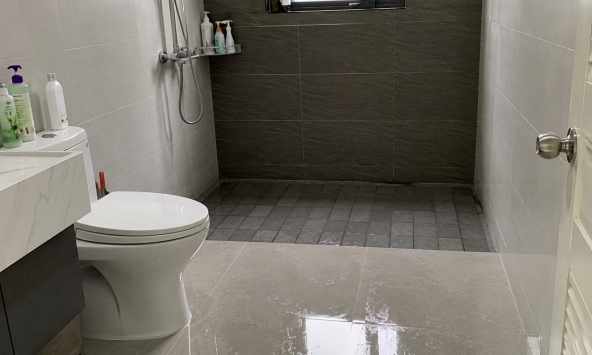 Vì sao ngày càng nhiều gia đình không còn lát gạch bóng trong nhà tắm? 2 bề mặt giảm trơn trượt tốt hơn đang thành xu hướng mới