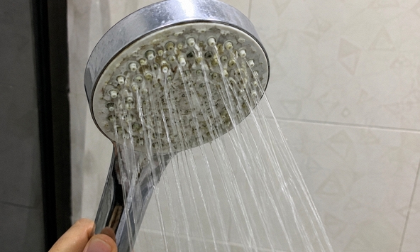 Vì sao nhiều nhà mở vòi sen hết cỡ mà nước vẫn chảy yếu? Thợ sửa chữa chỉ ra 1 nguyên nhân phổ biến