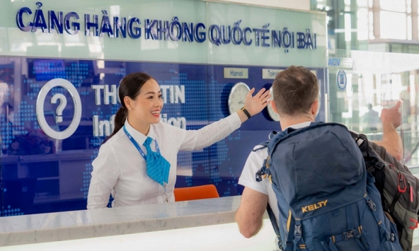 6 du khách Phillipines bị hủy chuyến bay lúc 1h45 sáng, nhân viên tại cảng HKQT Nội Bài có quyết định bất ngờ