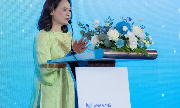 Báo động tỉ lệ cận thị học đường chạm mức 80%, phụ huynh đang sai lầm ở đâu và giải pháp từ một hợp tác y tế quốc tế
