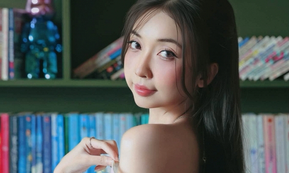 MC Hoài An kéo áo hững hờ, khiến anh em game thủ không thể ngừng mê mẩn