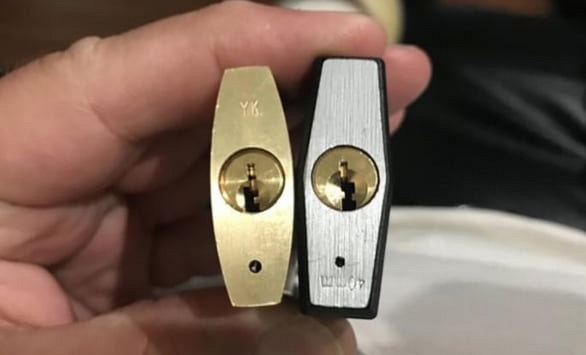 Vì sao trên các ổ khóa thường có 1 chiếc lỗ nhỏ siêu nhỏ?