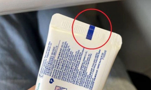 Vì sao tuýp kem đánh răng nào cũng có ký hiệu màu ở đuôi? Hỏi 10 người chỉ 1 người trả lời đúng
