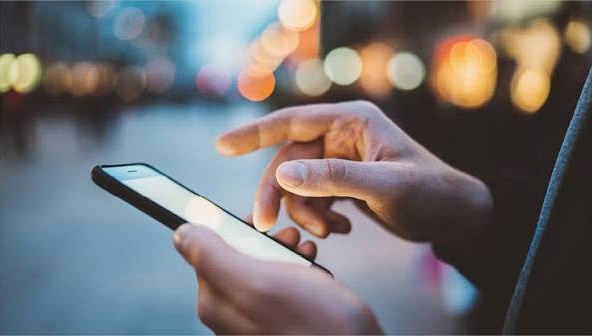 Vừa nghĩ trong đầu đã thấy quảng cáo, có phải điện thoại của bạn đang bị nghe lén?