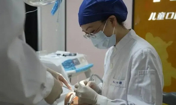 Bé gái 14 tuổi mãi không chịu thay răng sữa: Phát hiện mắc bệnh di truyền siêu hiếm, tỉ lệ 1/1.000.000