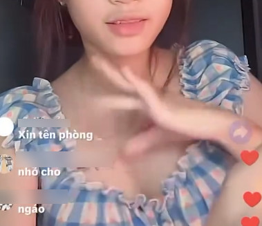 Biến tướng chiêu trò game tương tác khều donate, nữ TikToker tác động vòng 1 phản cảm gây bức xúc