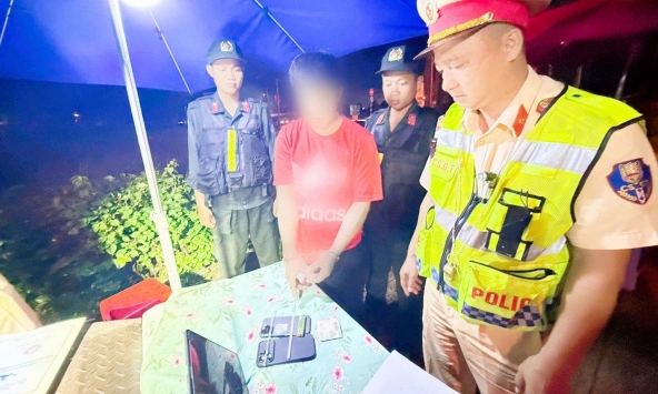 Cảnh sát kiểm tra lúc 2 giờ 30 phút, phát hiện 'bí mật' trong ốp điện thoại của một nam thanh niên