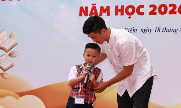 Cháu trai cựu Chủ tịch nổi tiếng làng bóng đá Việt Nam nhập học lớp 1, đem theo hai chiếc áo full chữ ký cầu thủ tặng trường