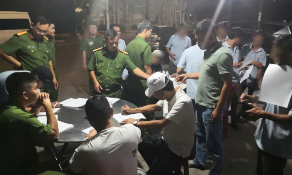 Công an kiểm tra một bãi xe lúc 4 giờ 30 phút
