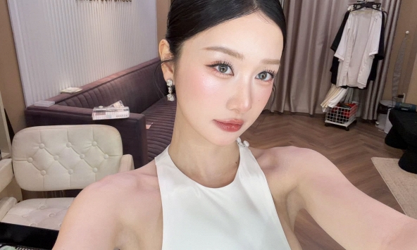 Jun Vũ gây sốt với bức ảnh selfie 'tràn màn hình': Visual ngọt ngào, body quyến rũ khó rời mắt