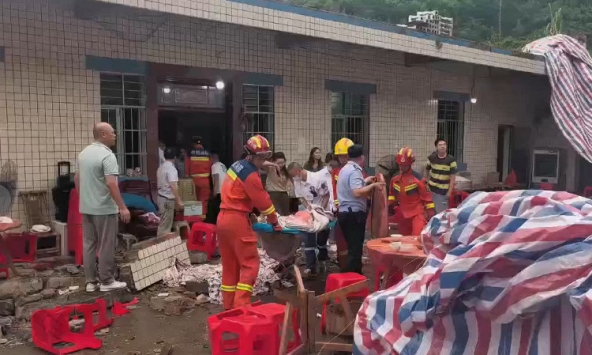Tiệc mừng con đỗ đại học bỗng biến thành thảm kịch: Bức tường bất ngờ đổ sập, 5 người thiệt mạng, 17 người bị thương