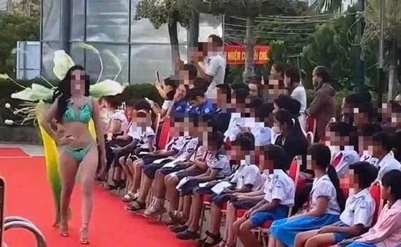 Trình diễn áo tắm trước mặt học sinh nhỏ tuổi: Đã có kết quả xử lý