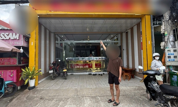 Công an bắt khẩn cấp một sinh viên đại học SN 2007 sau khi nhận trình báo của chủ tiệm vàng