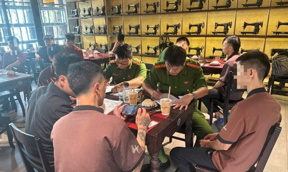 Công an đột xuất kiểm tra phòng trọ, phát hiện nhiều công nhân biểu hiện lạ
