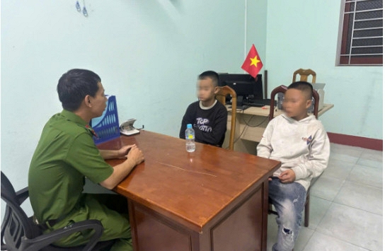 Công an phát hiện 2 anh em 13, 14 tuổi tự ý đi xe máy vượt 600km thăm bà ngoại
