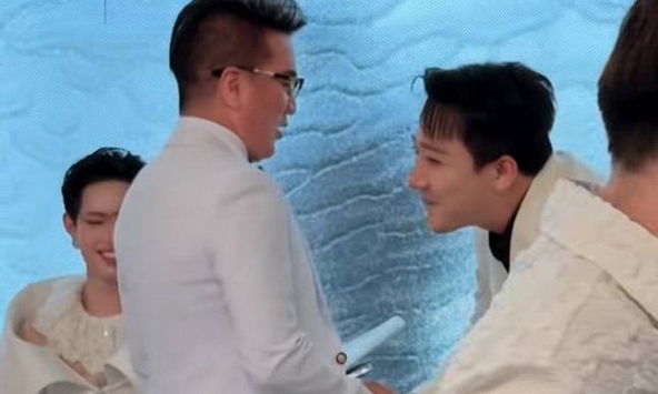 'Ông hoàng nhạc Việt' xuất hiện, Trấn Thành đứng bật dậy, cúi người chào lễ phép