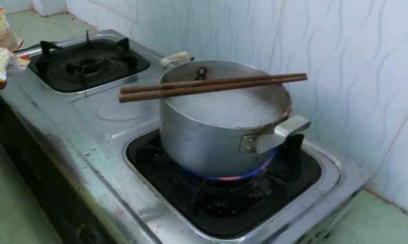 Vì sao nên đặt 1 chiếc đũa gỗ lên miệng nồi khi nước đang sôi?