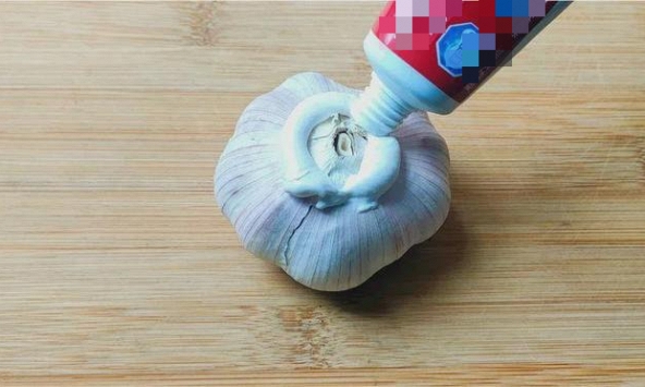 Vì sao ngày càng nhiều gia đình bôi kem đánh răng lên tỏi rồi đặt trong phòng tắm?