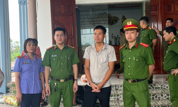 Bắt tạm giam người đàn ông nhận chiếc điện thoại 19 triệu đồng của shipper nhưng không trả tiền