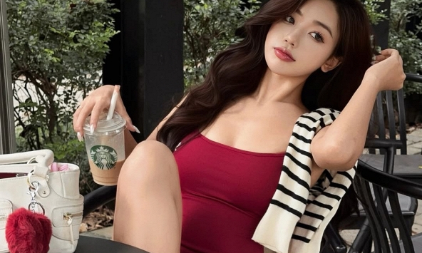 Diện đồ gym dạo phố, hot girl Instagram khiến CĐM mê mẩn với gu thời trang ấn tượng