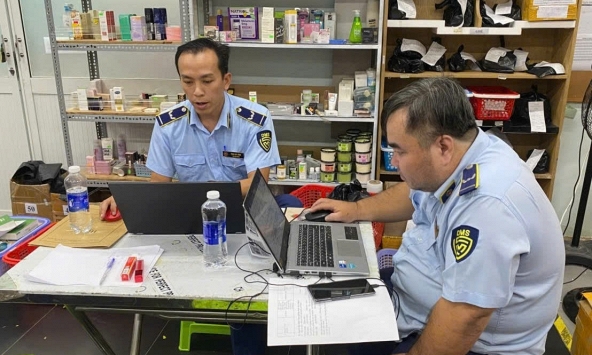 Kiểm tra đột xuất kho hàng, phát hiện hàng trăm sản phẩm nhập lậu, thu giữ lô hàng trị giá hơn 126 triệu đồng