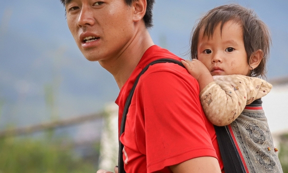Những người cha đang học cách chia sẻ việc nhà và chăm con
