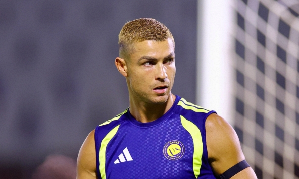 Ronaldo tóc vàng bảnh bao cực cháy tuổi 41: Lộ body vạm vỡ, bắp tay 'dây điện' sẵn sàng săn mốc 1.000 bàn thắng