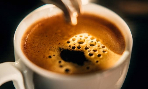 Vì sao không nên uống cà phê vào buổi sáng sớm?