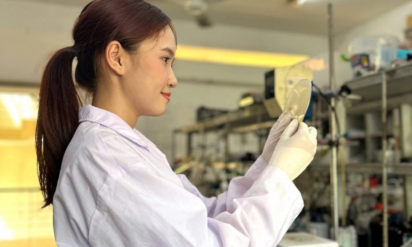 Cử nhân Phạm Thanh Hoa phát triển màng khử mặn từ vỏ trấu
