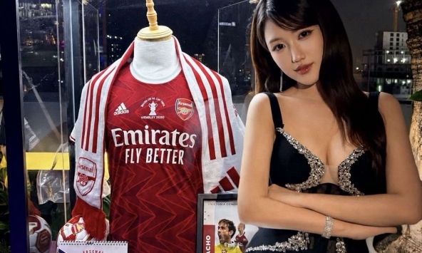 Linh Nắng khiến cánh mày râu phát sốt với khoảnh khắc check-in bên kỷ vật Arsenal