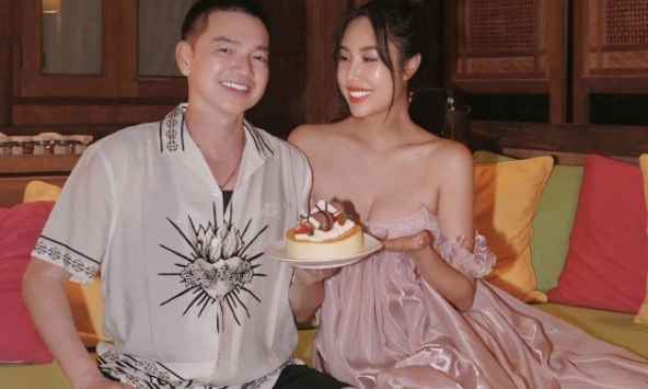 Chuyến đi của nghệ sĩ Quang Minh và vợ kém 37 tuổi 