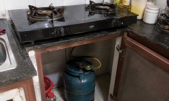 Ngửi thấy mùi gas trong bếp nên làm gì đầu tiên?