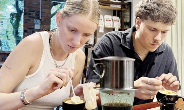 Khách Tây ngỡ ngàng phát hiện người Việt không thèm uống Starbucks