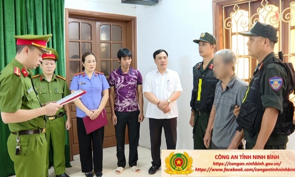 Lệnh bắt, khám xét nơi ở với Lê Văn Sinh 61 tuổi, công an thu giữ nhiều tài liệu