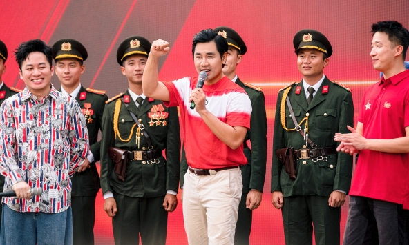 MC Nguyên Khang khuấy động chương trình “Fandom Yêu Nước”