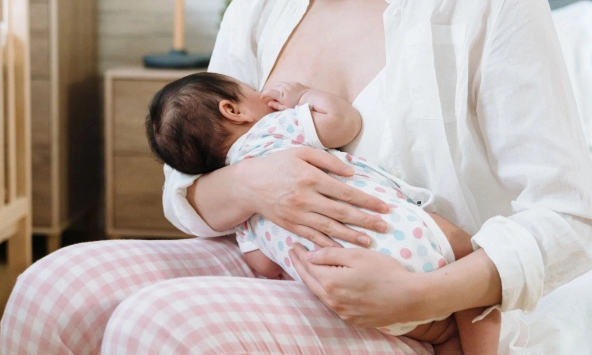 Mẹ sữa cho con bú có thực sự phải 'kiêng ăn nửa thế giới'?