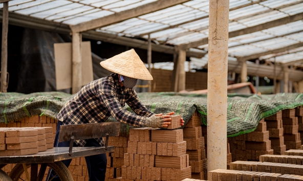 Nắng nóng nơi làm việc không tác động giống nhau đến nam và nữ