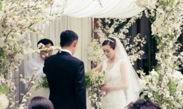 Nữ diễn viên ai cũng biết mặt “dao kéo” hỏng hết mặt, được chàng trai lương 19 tỷ/năm quỳ gối cầu hôn sau 30 ngày hẹn hò