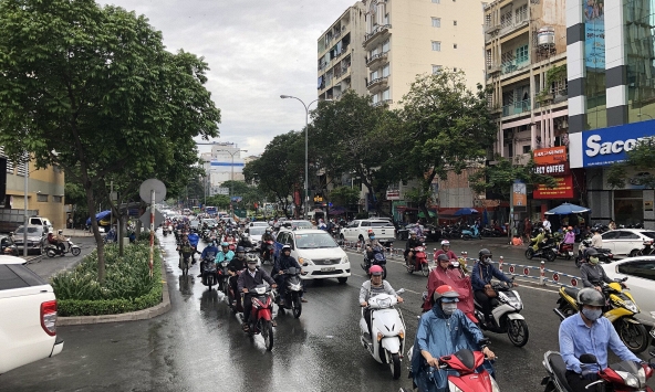 Phụ nữ đi lại khác nam giới vì việc chăm sóc và nỗi lo an toàn