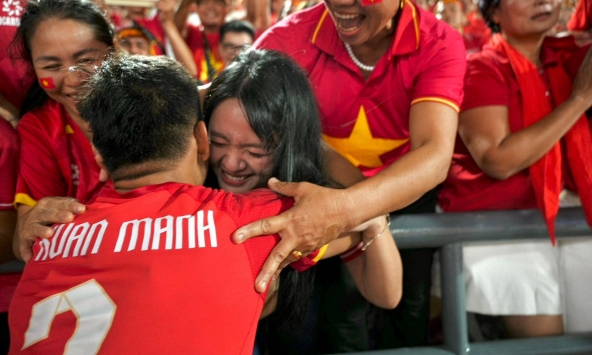 Xuân Mạnh hạnh phúc vỡ oà ôm mẹ và vợ, nàng WAG xứ Nghệ bật khóc ăn mừng ĐT Việt Nam thắng Thái Lan
