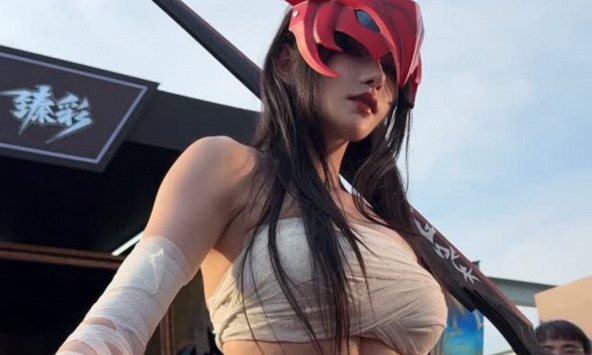 Body hoàn hảo của nữ coser đình đám xứ Trung: 'Chấp' cả kéo chân, xóa mỡ bụng mà ngoài đời vẫn 'đỉnh' đến mức này!