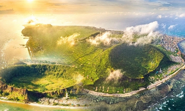 Hòn đảo có hồ nước ngọt nằm ngay trên miệng núi lửa, cách đất liền chỉ 30km rất đáng để ghé một lần dịp 2/9